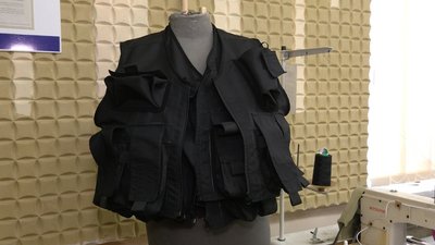 У Рівному дистанційне навчання поєднали з пошиттям жилетів для бійців У Рівному дистанційне навчання поєднали з пошиттям жилетів для бійців