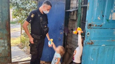 У Херсоні поліцейські склали адмінпротоколи на жінку, яка покинула 3-ох дітей на бабусю У Херсоні поліцейські склали адмінпротоколи на жінку, яка покинула 3-ох дітей на бабусю