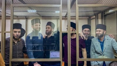 Росія продовжила арешт 8 кримським татарам