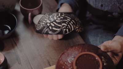 Створює керамічний посуд, прикраси та музичні інструменти. Катя Гєза Створює керамічний посуд, прикраси та музичні інструменти. Катя Гєза