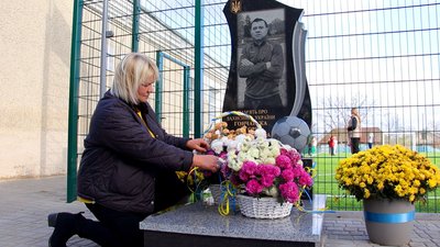 На Вінниччині мама загиблого оборонця віддала виплати за сина на облаштування спортивного майданчика На Вінниччині мама загиблого оборонця віддала виплати за сина на облаштування спортивного майданчика