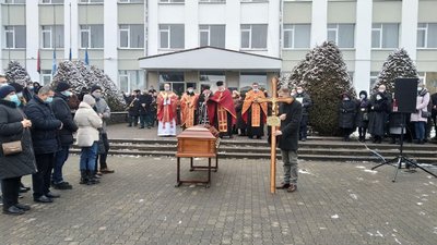 Сотні людей прийшли попрощатися з ексголовою Долини, який помер від COVID Сотні людей прийшли попрощатися з ексголовою Долини, який помер від COVID