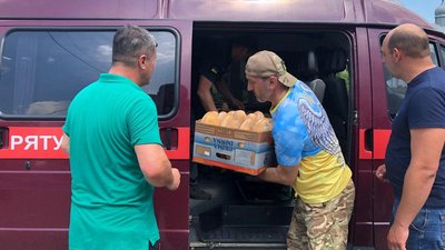 Прикарпатські волонтери привезли в село Дубівці 2,3 тонни води Прикарпатські волонтери привезли в село Дубівці 2,3 тонни води