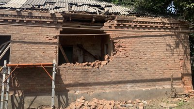 "Двері винесло хвилею": жителі селища Нью-Йорк прибирають наслідки обстрілу "Двері винесло хвилею": жителі селища Нью-Йорк прибирають наслідки обстрілу