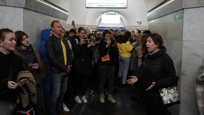 Співали пісень. Як люди у столичному метро чекали кінця тривоги Співали пісень. Як люди у столичному метро чекали кінця тривоги