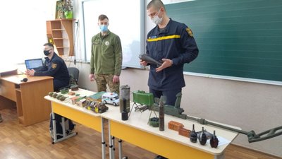 Дітей навчають безпеці. У миколаївській школі відбулись комплексні навчання Дітей навчають безпеці. У миколаївській школі відбулись комплексні навчання