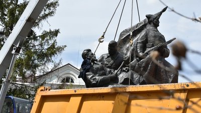 У Коростені на Житомирщині знесли ще один пам'ятник, котрий підлягав декомунізації У Коростені на Житомирщині знесли ще один пам'ятник, котрий підлягав декомунізації