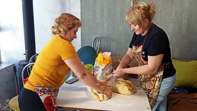 Волонтерки одного з селищ Житомирщини готують паски на благодійний ярмарок і для військових Волонтерки одного з селищ Житомирщини готують паски на благодійний ярмарок і для військових