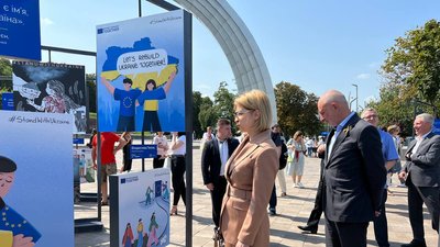 Ольга Стефанішина і Матті Маасікас на першій виставці в рамках програми "Разом ми — Європа" Ольга Стефанішина і Матті Маасікас на першій виставці в рамках програми "Разом ми — Європа"