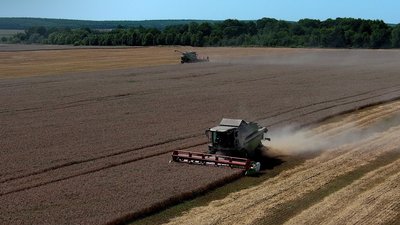 Комбайни у полі на Хмельниччині збирають урожай