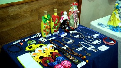 Культурний фронт у тилу: у Житомирі майстри продають вироби, аби зібрати гроші для ЗСУ Культурний фронт у тилу: у Житомирі майстри продають вироби, аби зібрати гроші для ЗСУ