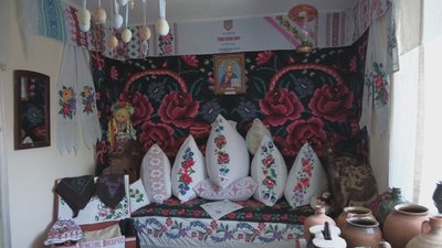 Фіранки, посуд, хустки, весільні вбрання та верстати на Вінниччині запрошують в музей народних промислів та ремесел