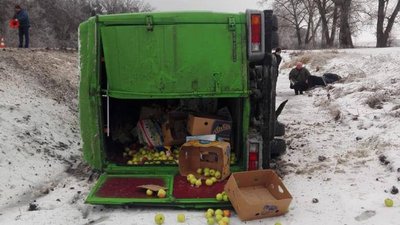 На Сумщині у кювет злетів вантажний фургон: двоє потерпілих