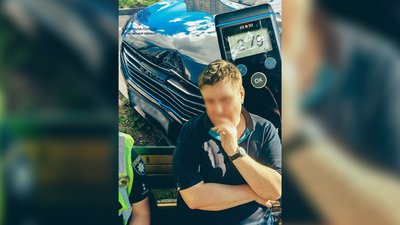 В'їхав в електроопору, втік з місця події: у Чернігові виявили нетверезого водія