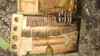 Чоловік, що поцілив продавчиню в Лисичанську, облаштував схрон з боєприпасами у лісосмузі Чоловік, що поцілив продавчиню в Лисичанську, облаштував схрон з боєприпасами у лісосмузі