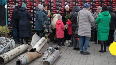 "Витягуємо одна одну з депресії". Історії жінок, які втратили на війні синів та чоловіків "Витягуємо одна одну з депресії". Історії жінок, які втратили на війні синів та чоловіків