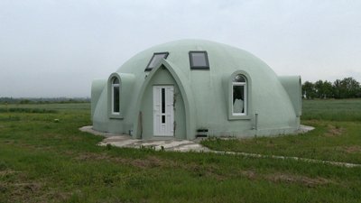 На Прикарпатті родина мешкає у будинку-куполі з пінопласту
