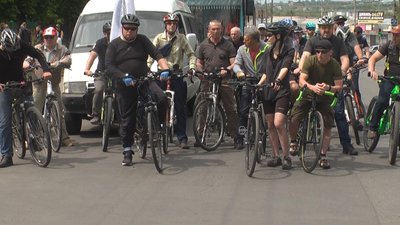 В останню путь Віталія Поліщука проводжають друзі-велосипедисти. В останню путь Віталія Поліщука проводжають друзі-велосипедисти.