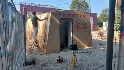 У Харкові встановили першу зупинку громадського транспорту, яка може слугувати укриттям У Харкові встановили першу зупинку громадського транспорту, яка може слугувати укриттям