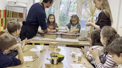 «Усі люблять котів»: глиняні свищики ліпить кераміст із Рівного «Усі люблять котів»: глиняні свищики ліпить кераміст із Рівного
