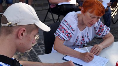 У Дніпрі день Конституції відзначили масовим диктантом просто неба. Фоторепортаж У Дніпрі день Конституції відзначили масовим диктантом просто неба. Фоторепортаж