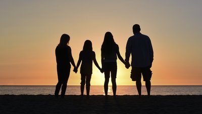 Сім'я на пляжі. Типові проблеми українських сімей Сім'я на пляжі. Типові проблеми українських сімей