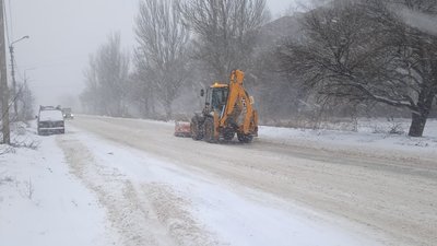 Мороз, ожеледиця та 25 сантиметрів снігу: як на Донеччині розчищають дороги