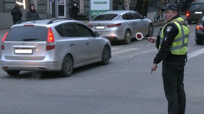 Через вимкнення електрики у Дніпрі не працюють світлофори: для безпеки руху задіяні регулювальники