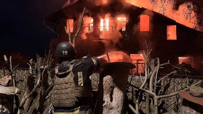 Рятувальники гасять пожежу у будинку, який зайнявся після атаки РФ на Київ 
