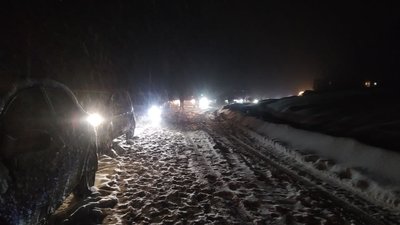Поблизу Яблуницького перевалу у Карпатах автівки у заторі стоять понад годину Поблизу Яблуницького перевалу у Карпатах автівки у заторі стоять понад годину