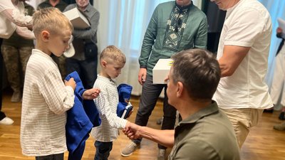 Худі, кулон та термос із емблемою роду військ тата: у Житомирі дітям загиблих воїнів передали іменні подарунки Худі, кулон та термос із емблемою роду військ тата: у Житомирі дітям загиблих воїнів передали іменні подарунки