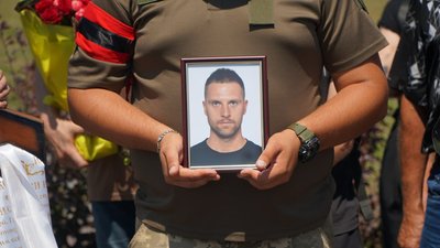 "Дуже працьовитий, дуже цілеспрямований".У Дніпрі попрощалися з загиблим бійцем, майстром спорту Денисом Борейком