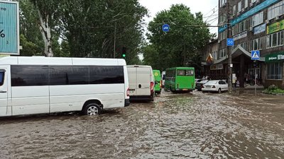 Після зливи. У Миколаєві рівень води на деяких вулицях піднявся до 50 см Після зливи. У Миколаєві рівень води на деяких вулицях піднявся до 50 см