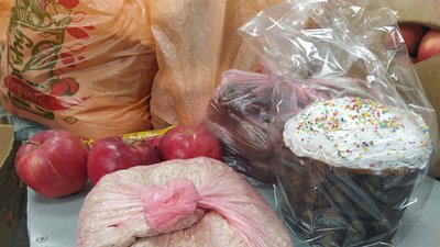До продуктових наборів переселенцям у гуманітарному центрі Кропивницького додали паски До продуктових наборів переселенцям у гуманітарному центрі Кропивницького додали паски