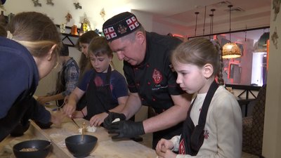 У Вінниці дітей-переселенців вчили готувати хінкалі та хачапурі У Вінниці дітей-переселенців вчили готувати хінкалі та хачапурі