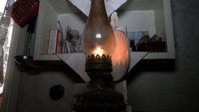 "Все переживемо, аби був мир": як живуть пенсіонерки без світла в прикордонні Чернігівщини