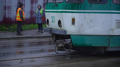 Причини з'ясовуються: у Житомирі трамвай зійшов з колій