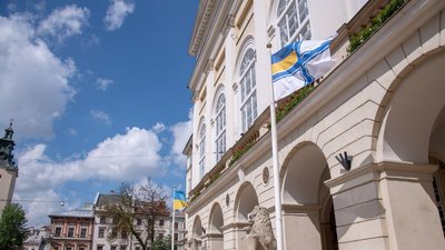 Біля львівської Ратуші підняли прапор військово-морських сил