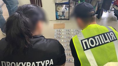 Правоохоронці під час затримання підозрюваної у справі про незаконне оформлення відстрочки