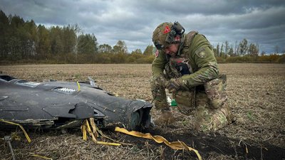 Вибухотехнік поліції з бойовою частиною збитого російського безпілотника