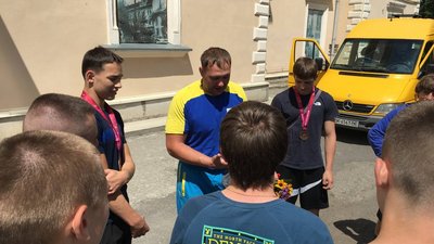 Тренер Дмитро Шевчук спілкується з юними спротсменами Тренер Дмитро Шевчук спілкується з юними спротсменами
