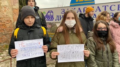 Близько 400 підписів зібрали в Ужгороді для збереження дитячої вузькоколійки