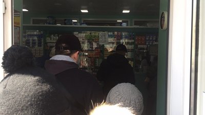 Черга в аптеку на Сегедській Черга в аптеку на Сегедській
