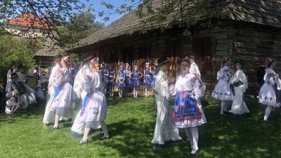 В Ужгороді волонтери організували концерт і готували бограч для захисників В Ужгороді волонтери організували концерт і готували бограч для захисників