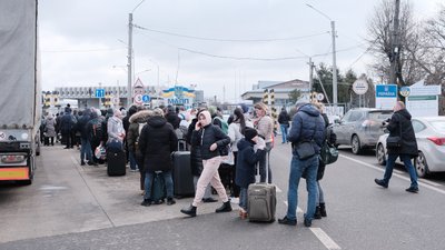 На українсько-румунському кордоні в Чернівецькій області черги авто та людей На українсько-румунському кордоні в Чернівецькій області черги авто та людей