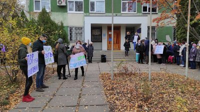 Верніть роддом, бо буде дурдом: Черкасах страйкують медики пологового