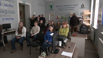 Глядачі кіномарафону "Синьо-жовта стрічка" Глядачі кіномарафону "Синьо-жовта стрічка"
