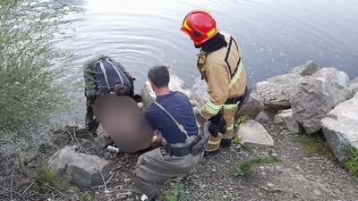 На Прикарпатті рятувальники витягнули з річки тіло чоловіка