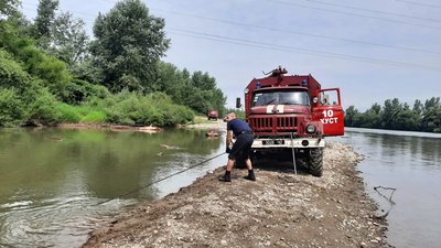 Рятувальники розчищають сміттєвий затор на річці Боржава Рятувальники розчищають сміттєвий затор на річці Боржава