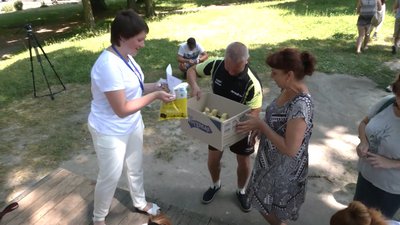 На Рівненщині переселенцям та сім'ям, які їх прихистили, роздали курчат На Рівненщині переселенцям та сім'ям, які їх прихистили, роздали курчат